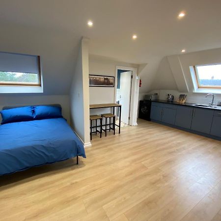 וורטינג Lovely Spacious Loft Close To Train Station מראה חיצוני תמונה