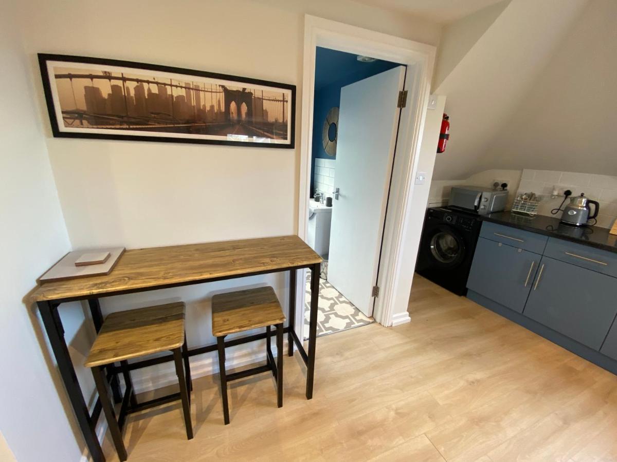 וורטינג Lovely Spacious Loft Close To Train Station מראה חיצוני תמונה